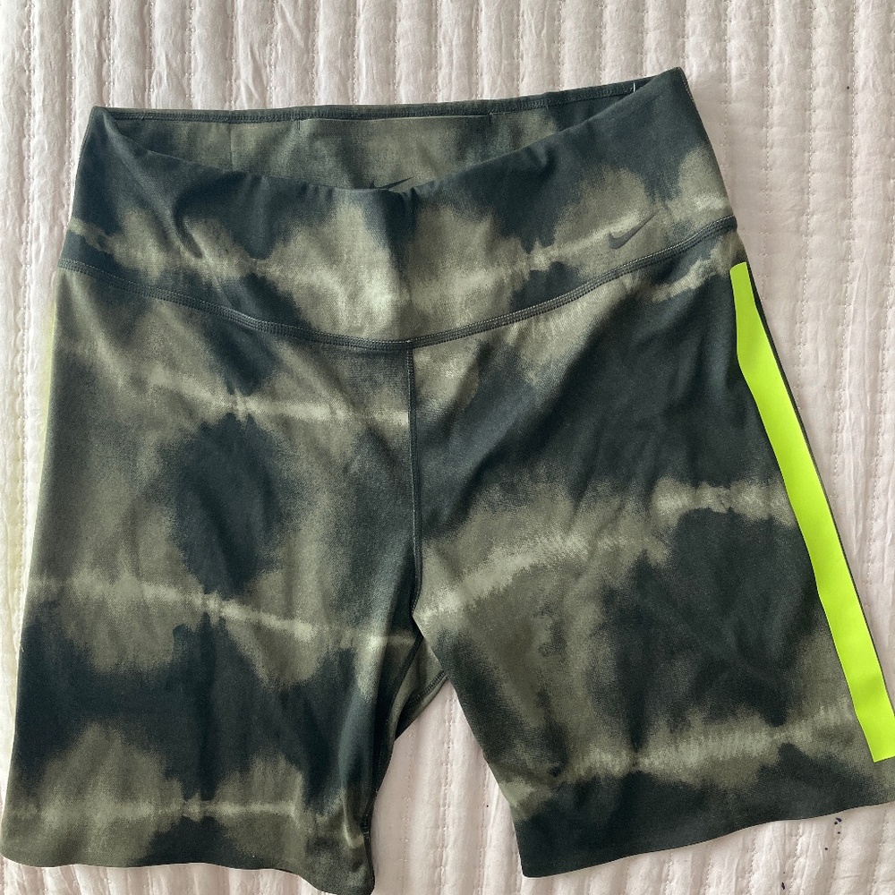 Nike dri-fit bike shorts size L women’s, green